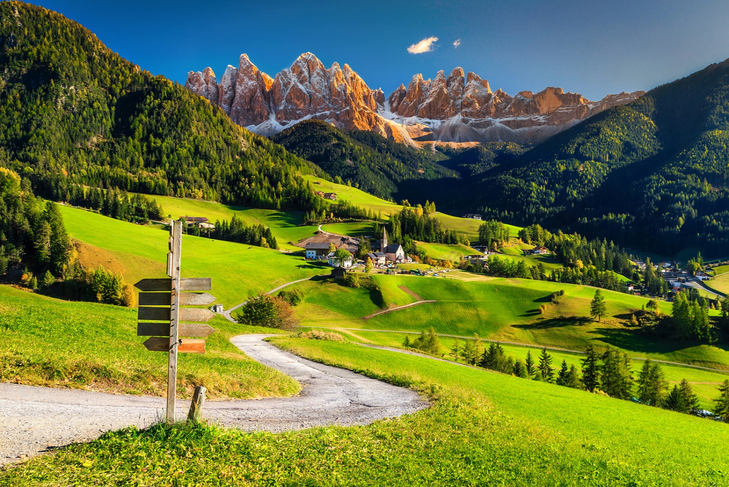 val di funes road trentino dolomieten italie