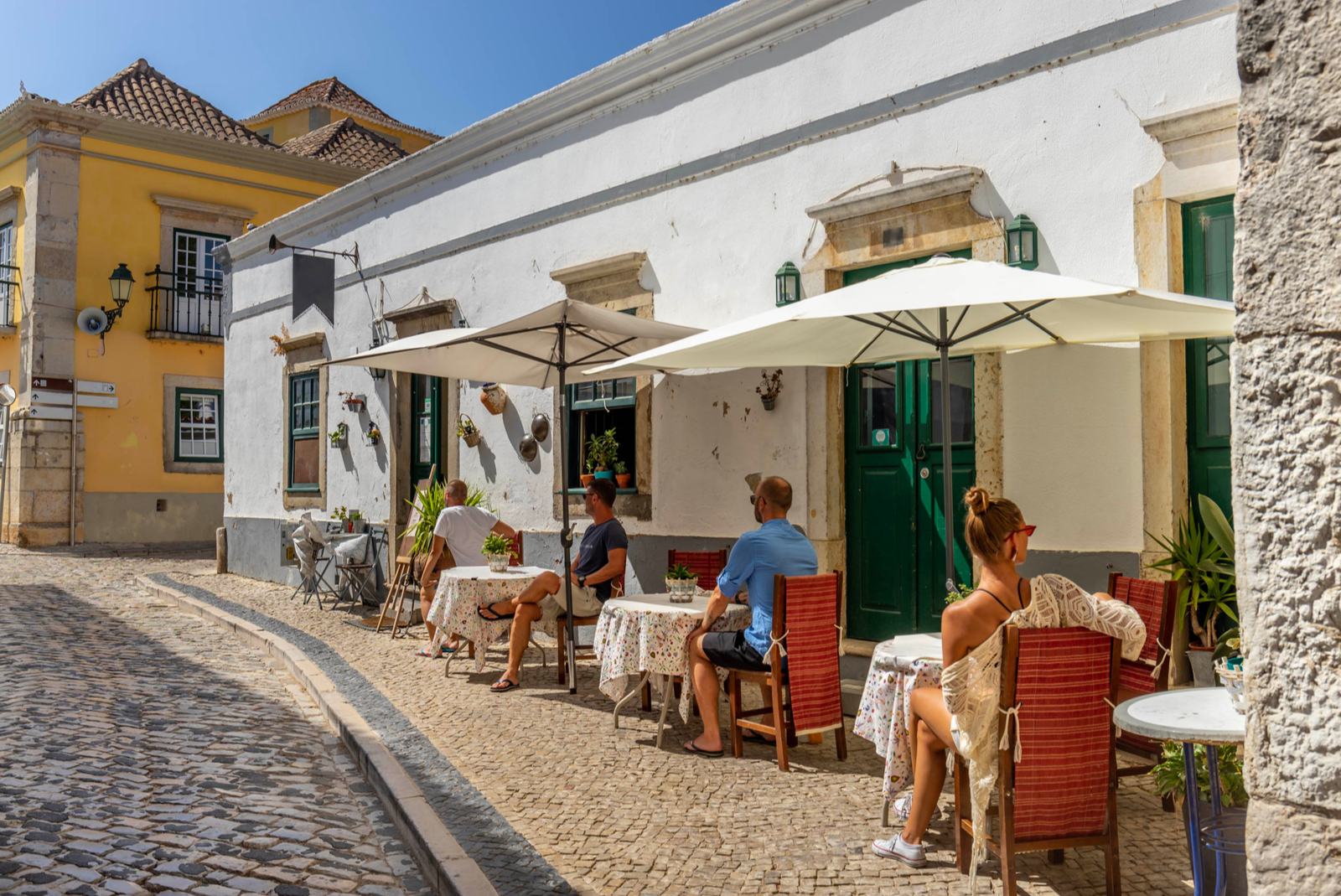 terrace dans la rue de faro portugal