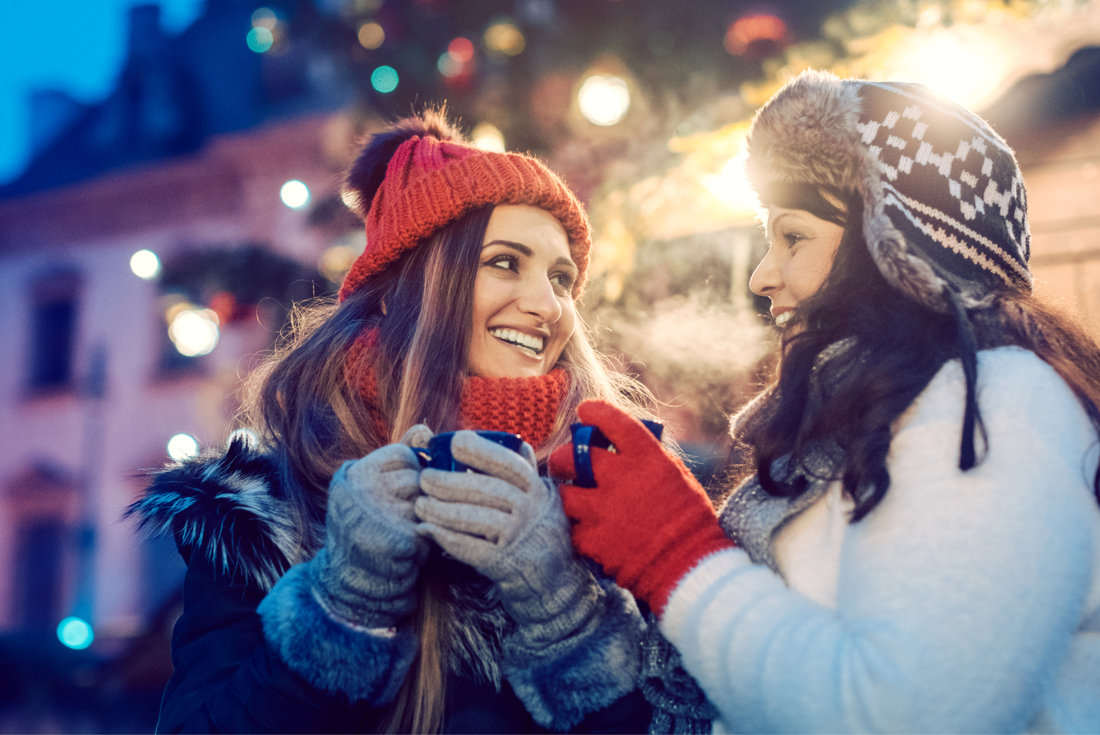 vriendinnen op kerstmarkt