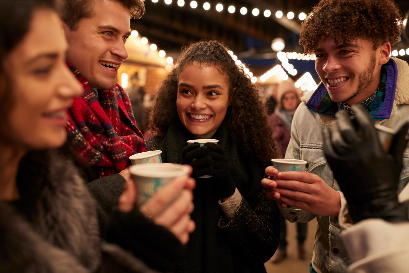 vrienden op de kerstmarkt