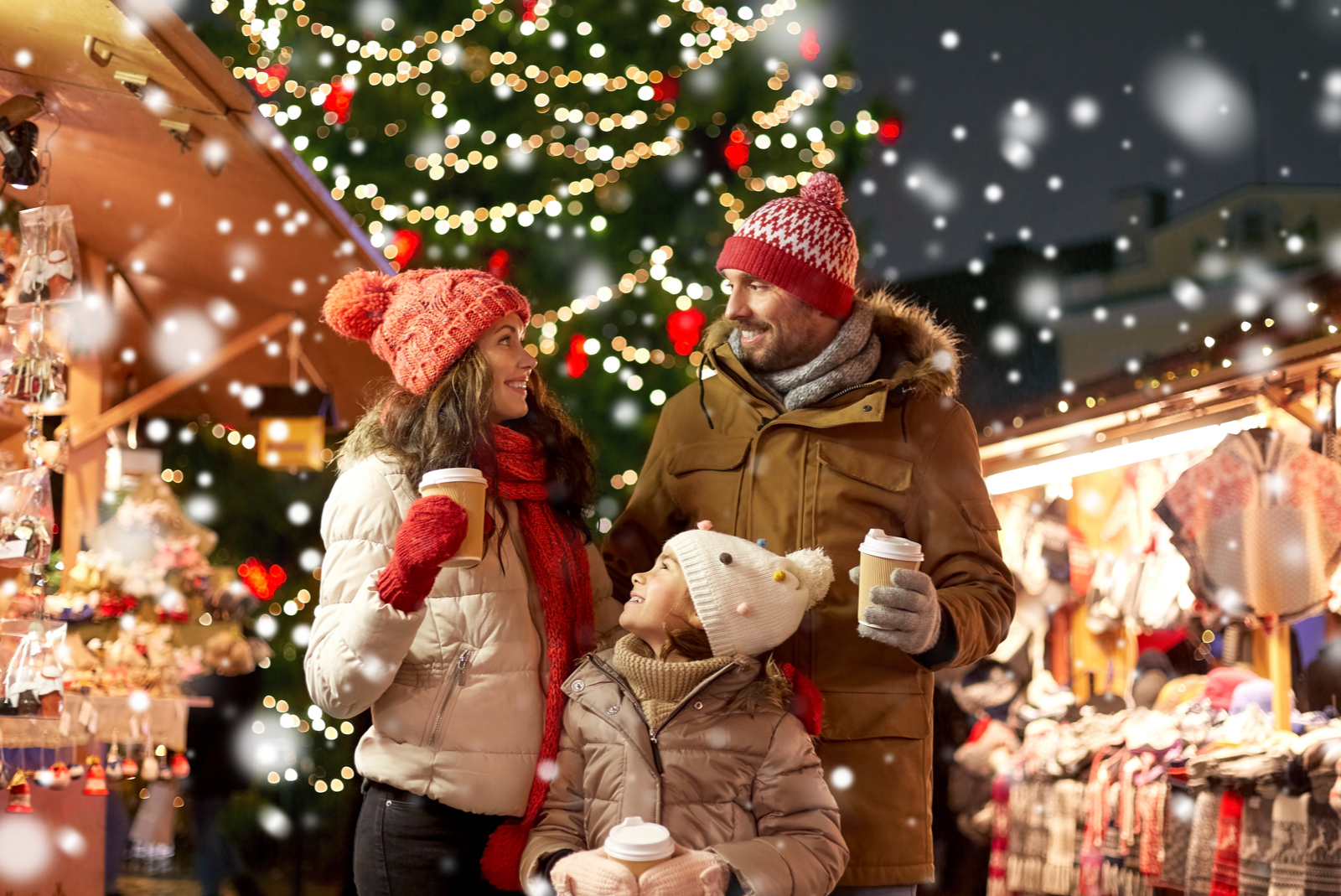 gezin kerstmarkt sneeuw