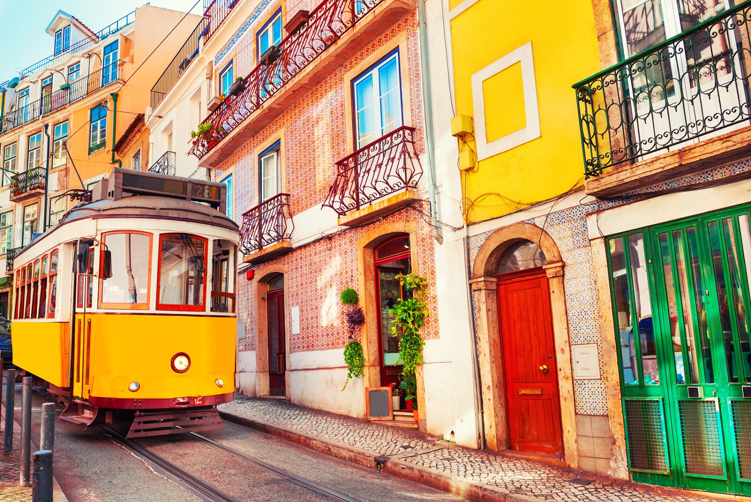 tram in kleurrijke straat van lissabon