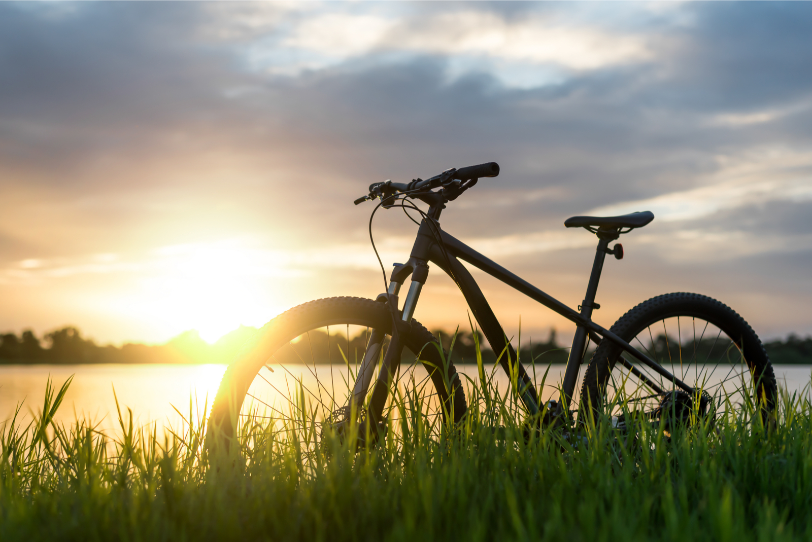 fietsen zonsondergang