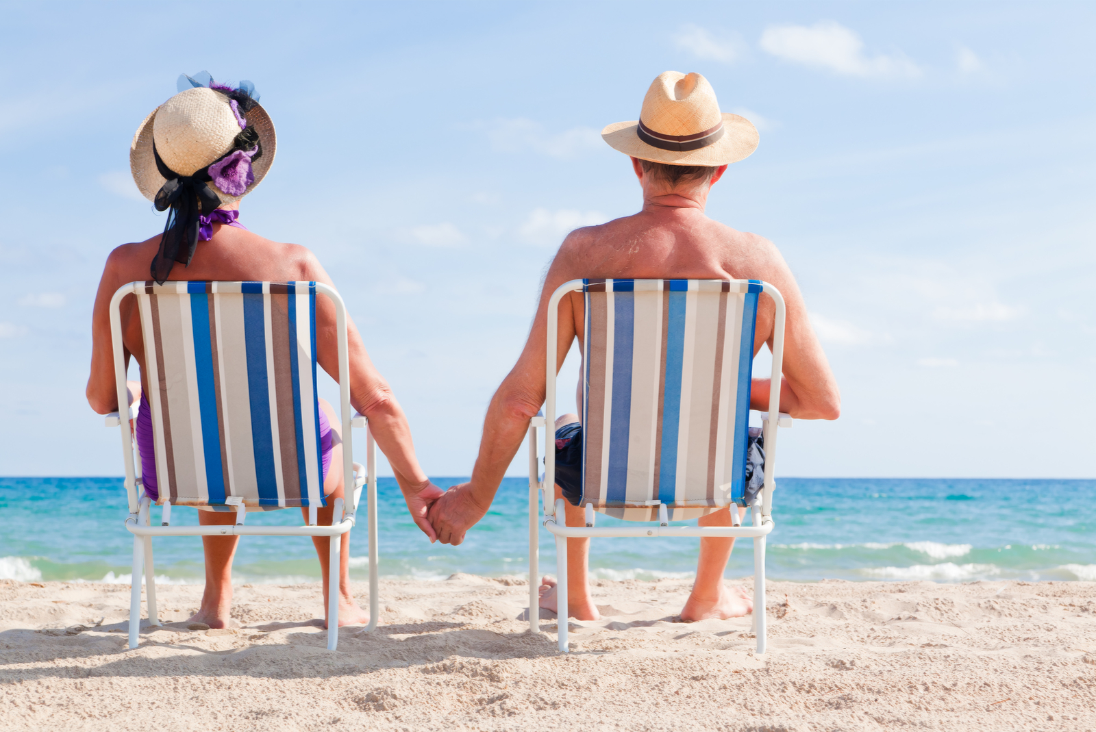 koppel in stoelen op het strand