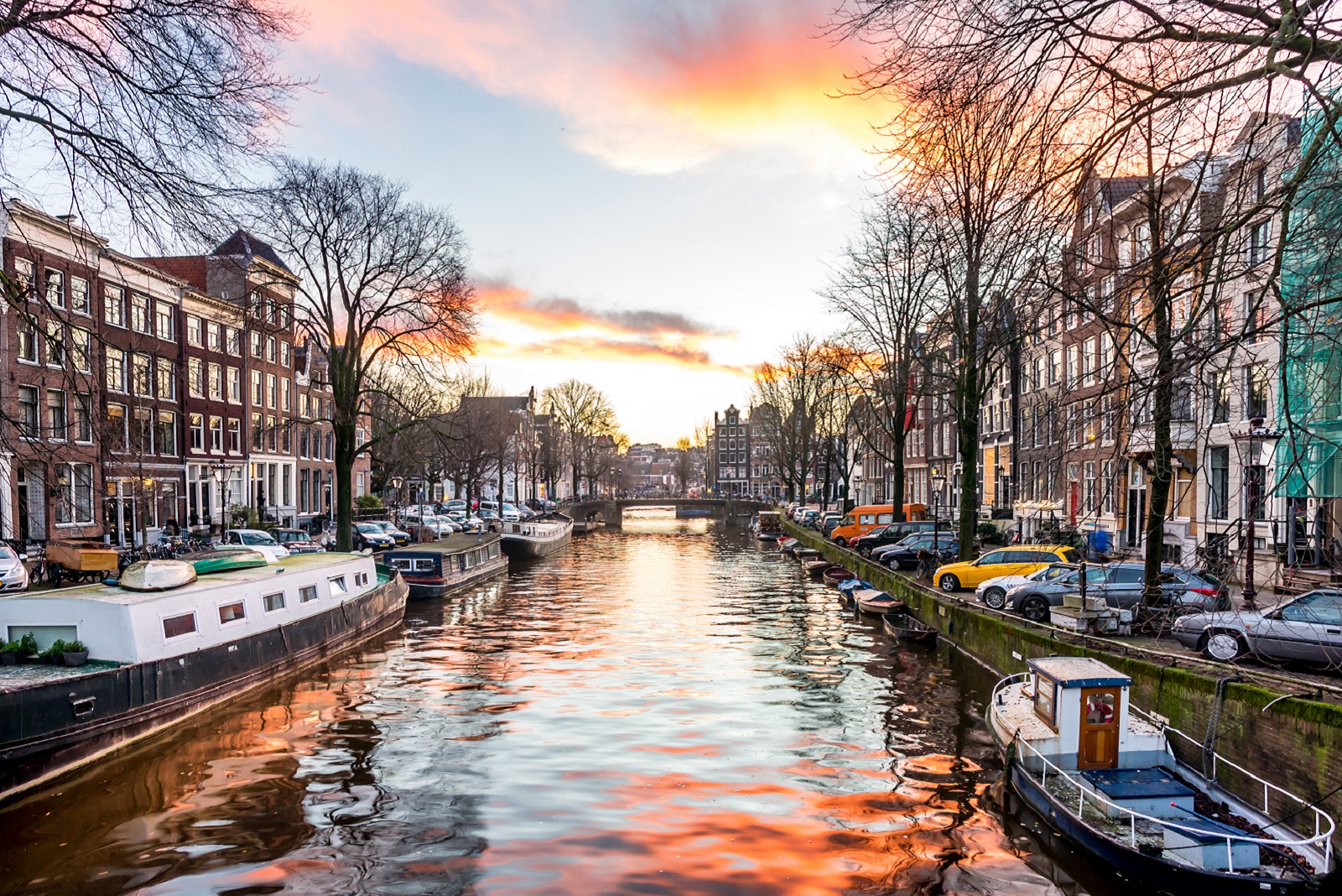 zicht op amsterdamse gracht in de winter