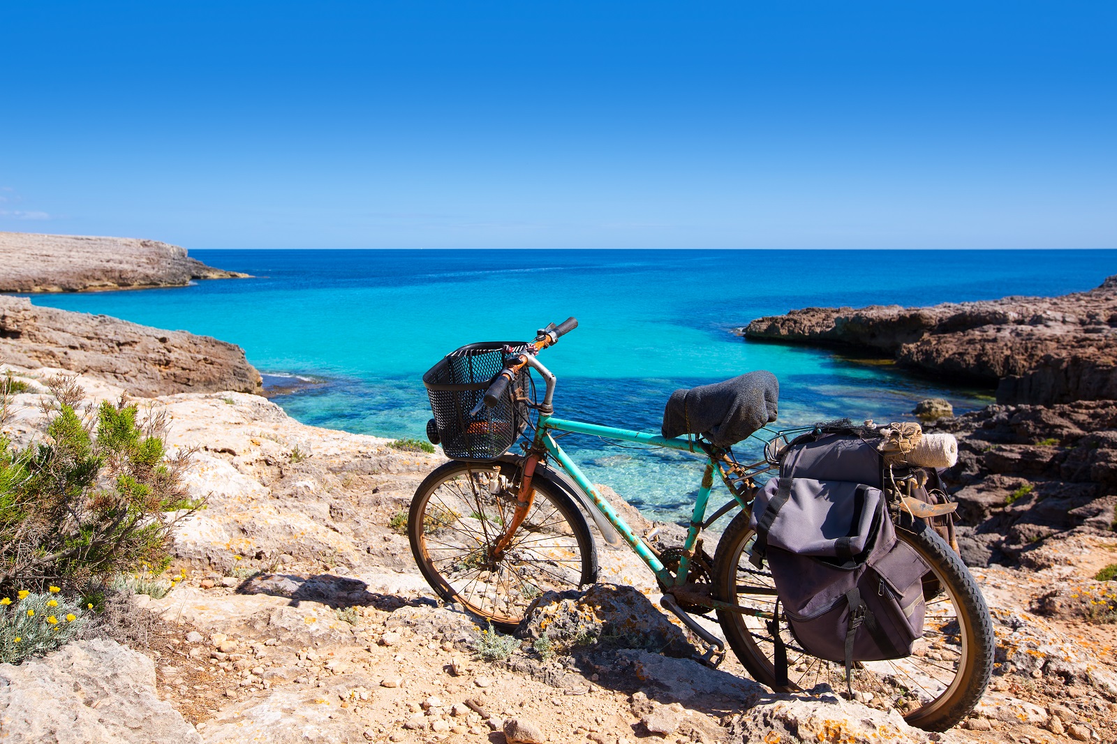 fiets op menorca bij de oceaan