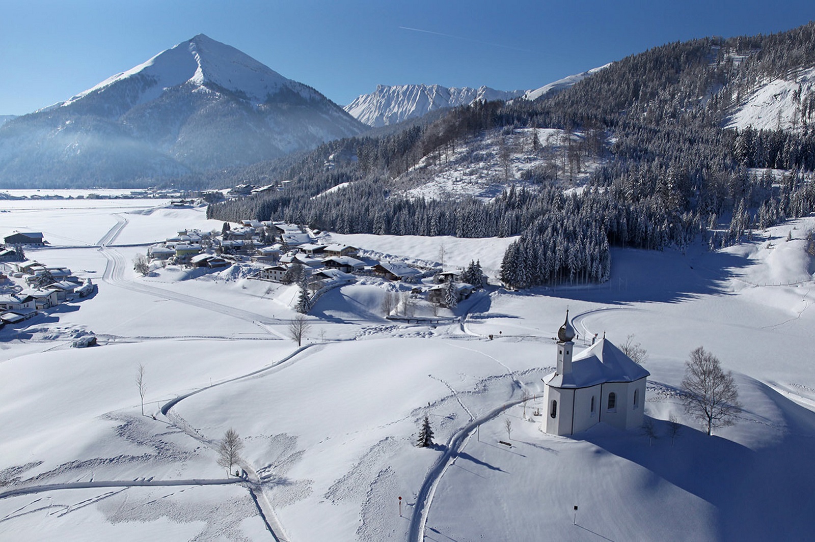 winterwandelweg in achenkirch tirol oostenrijk