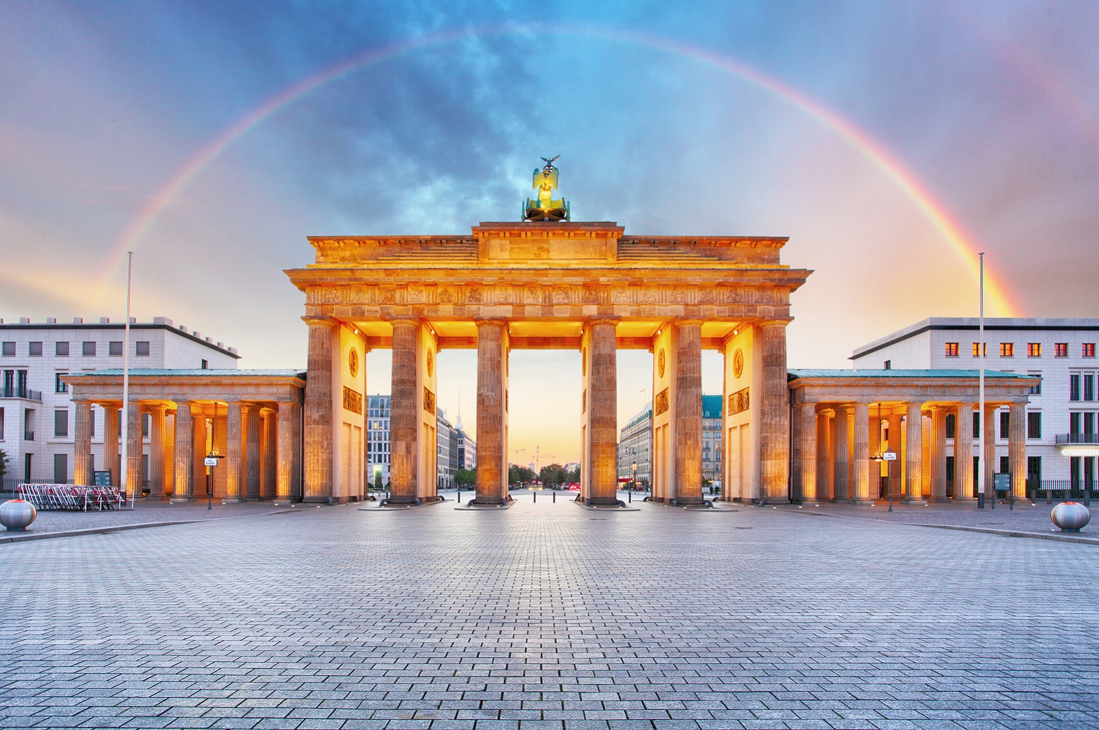 arc-en-ciel au-dessus de brandenburger tor à berlin