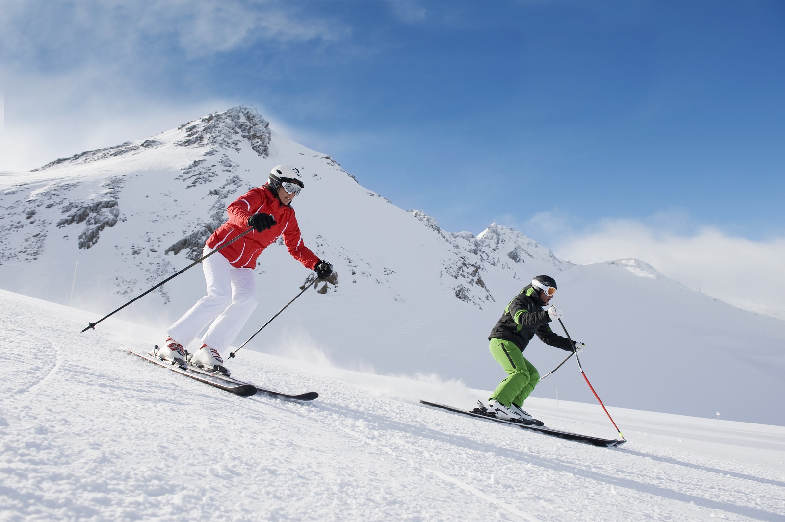 koppel op de piste aan het skiën