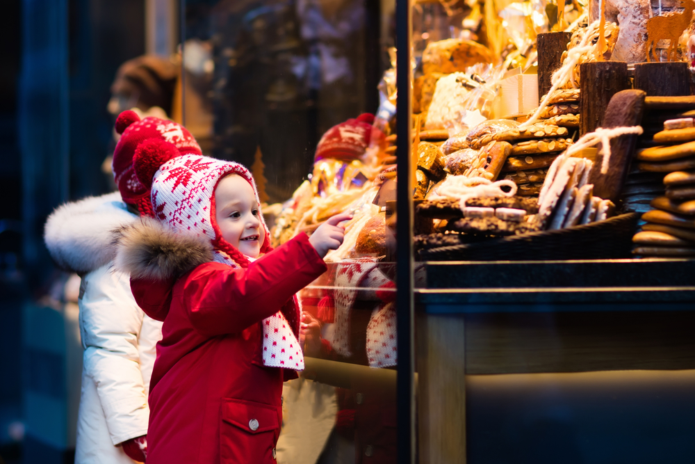 enfant au marché de Noël