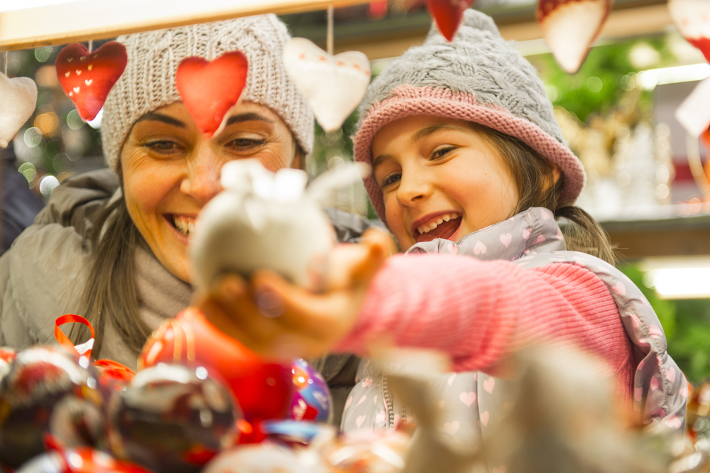 moeder en dochter op kerstmarkt