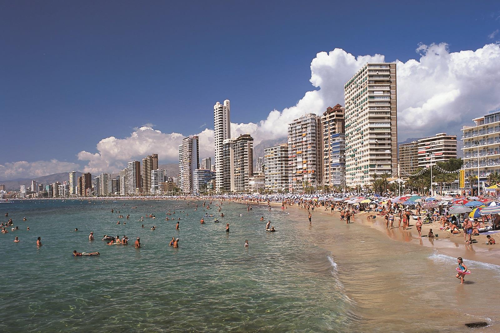 zicht op playa de levante in benidorm