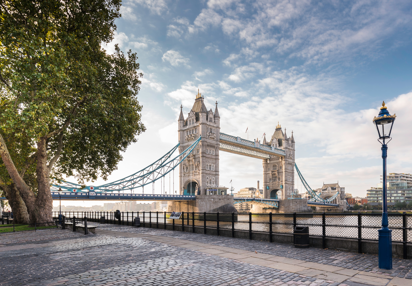 zicht op de tower bridge in londen