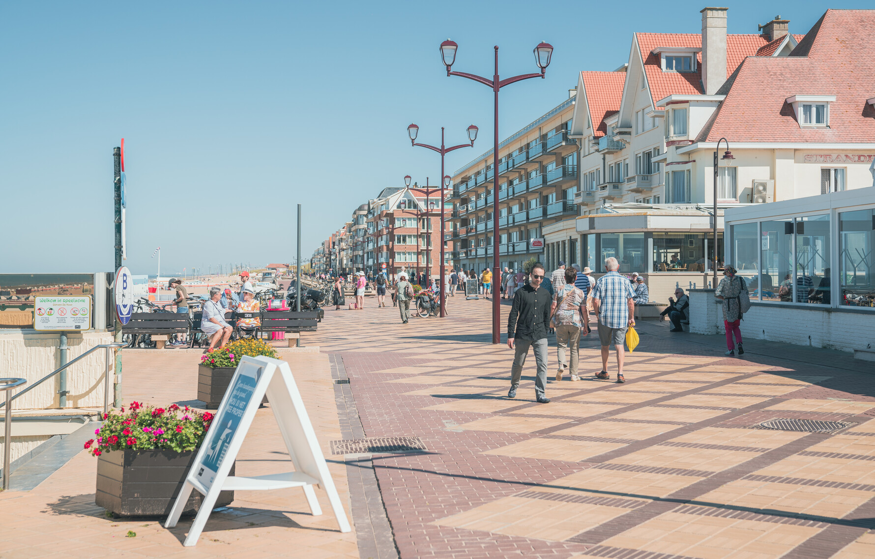 de haan zeedijk zomer