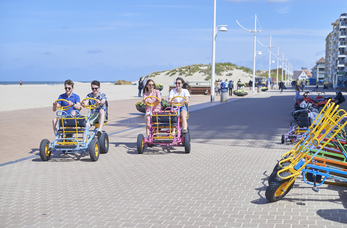 jongeren gocart op de dijk in koksijde