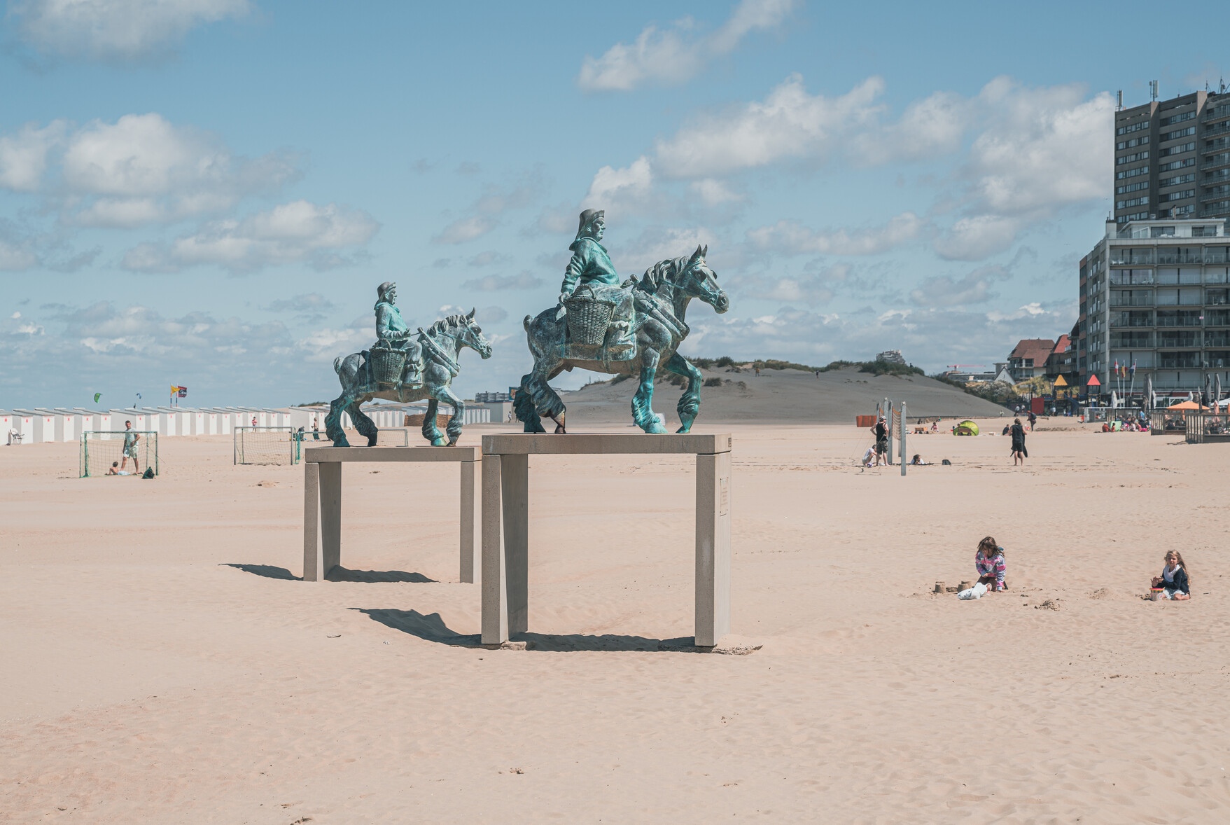 standbeeld garnaalvissers in oostduinkerke