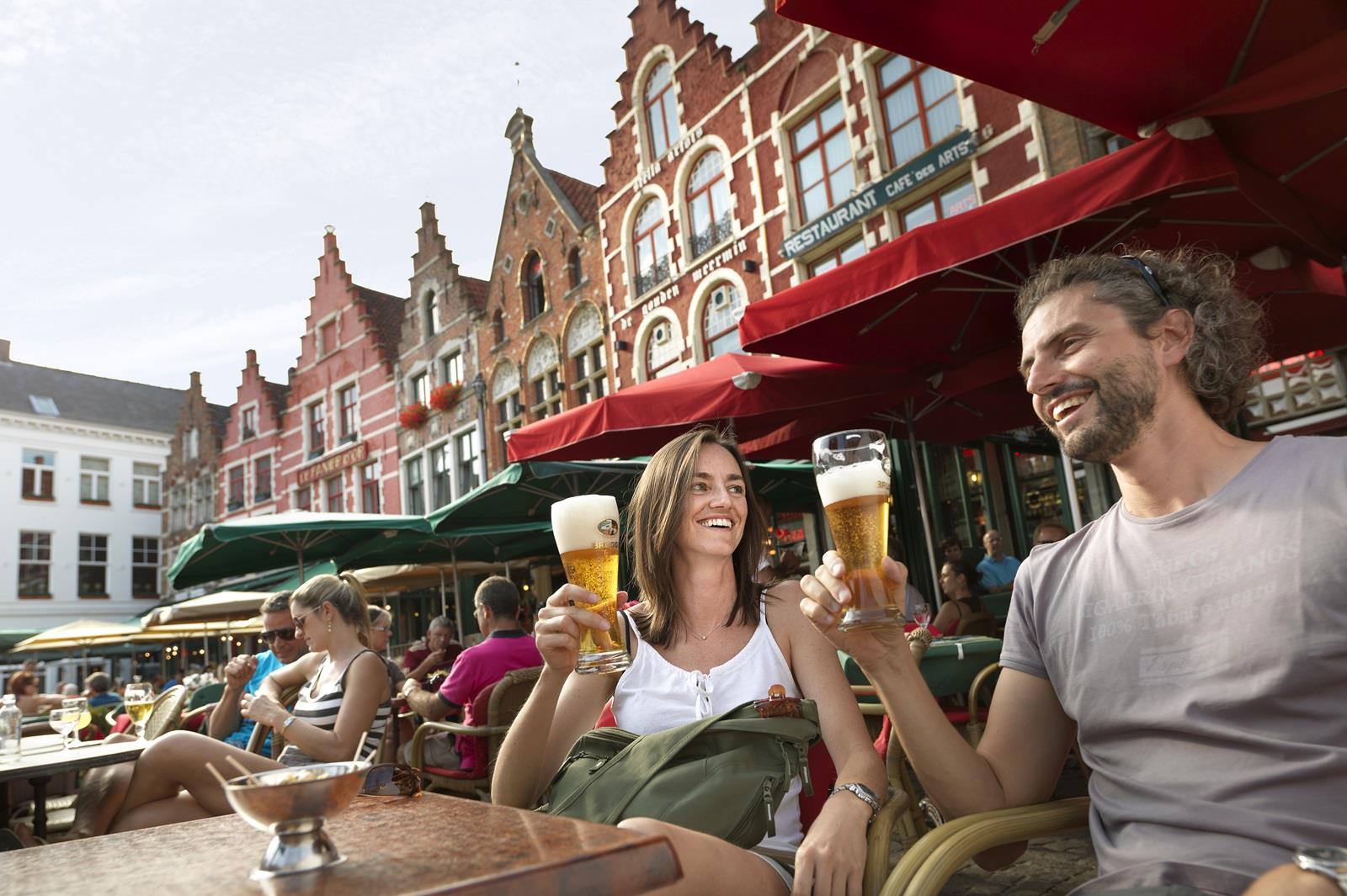 op het terras in brugge