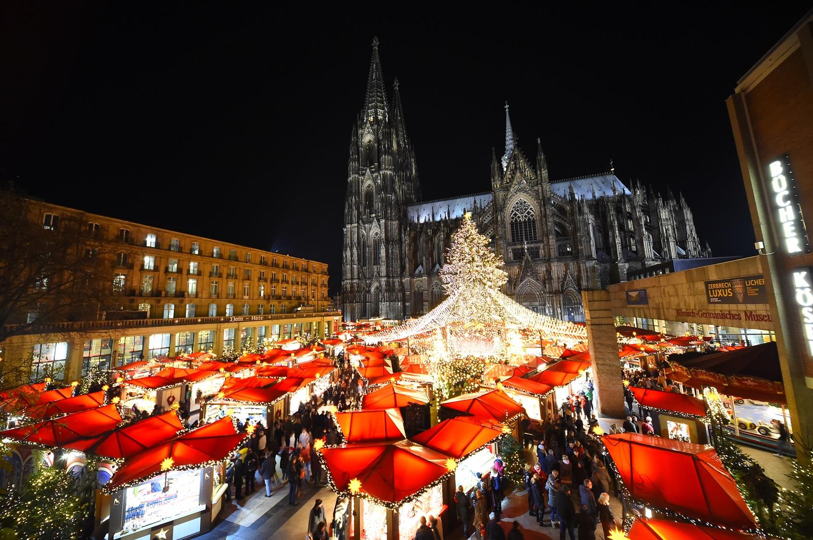 kerstmarkt aan de dom van keulen