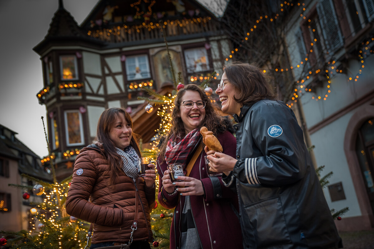 vrienden op kerstmarkt in kaysersberg