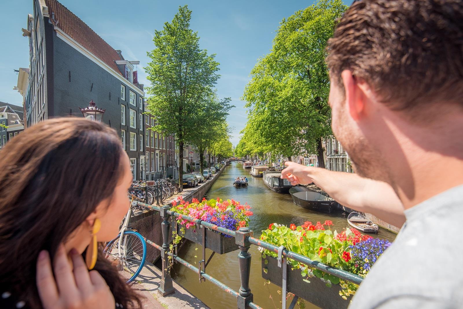 koppel aan gracht in amsterdam