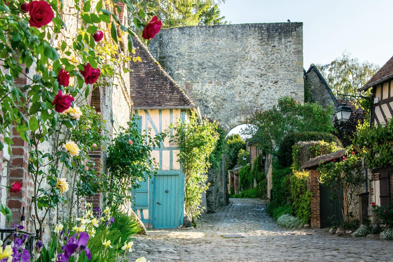 Gerberoy : ruelle pavée fleurie