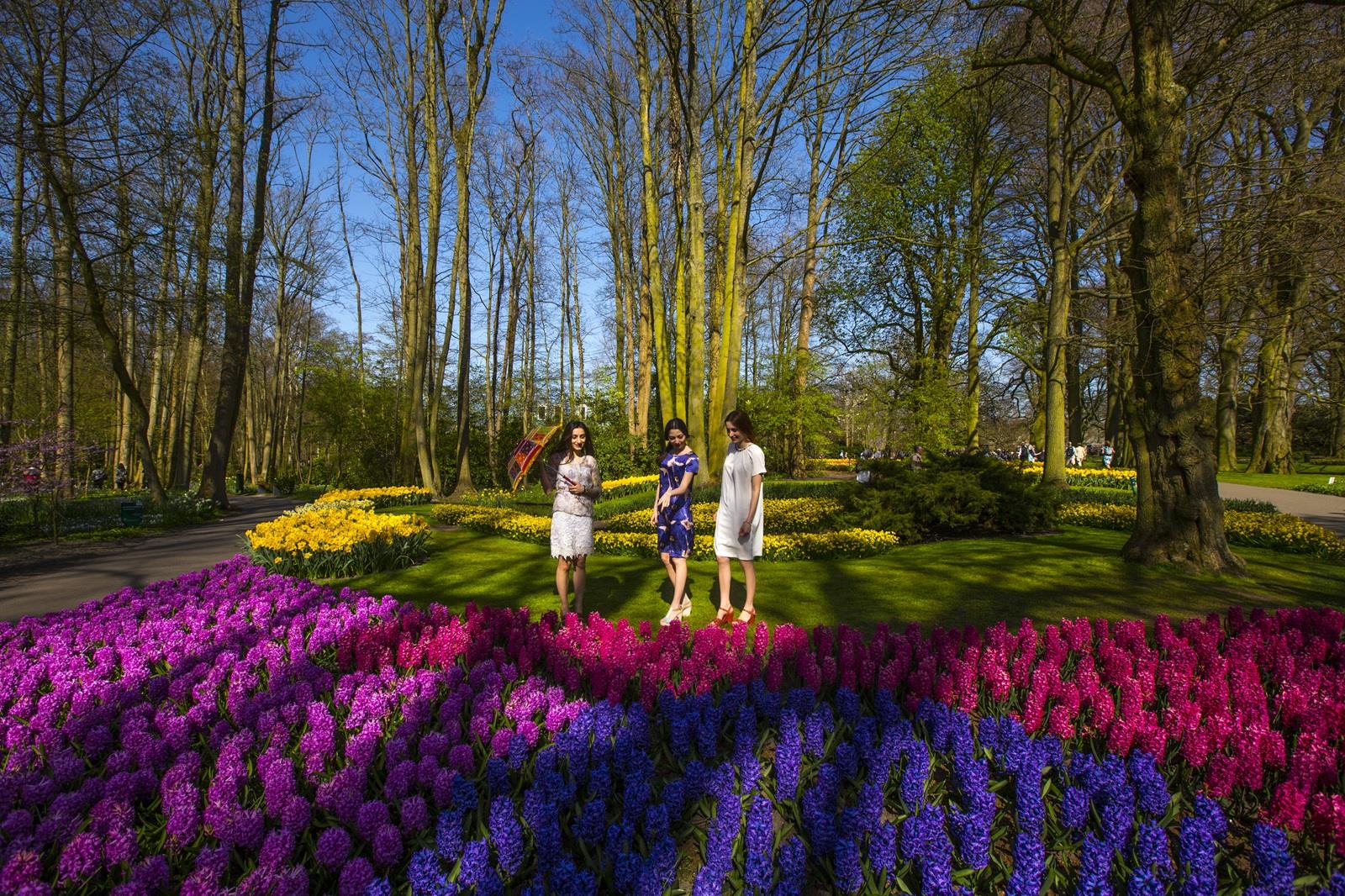 vrienden in park keukenhof